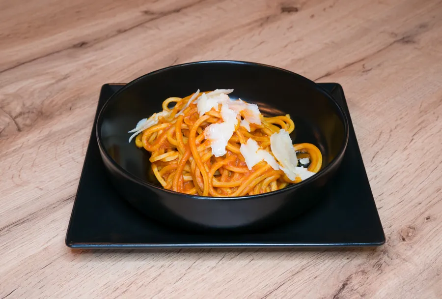 Spaghetti z sosem pomidorowym